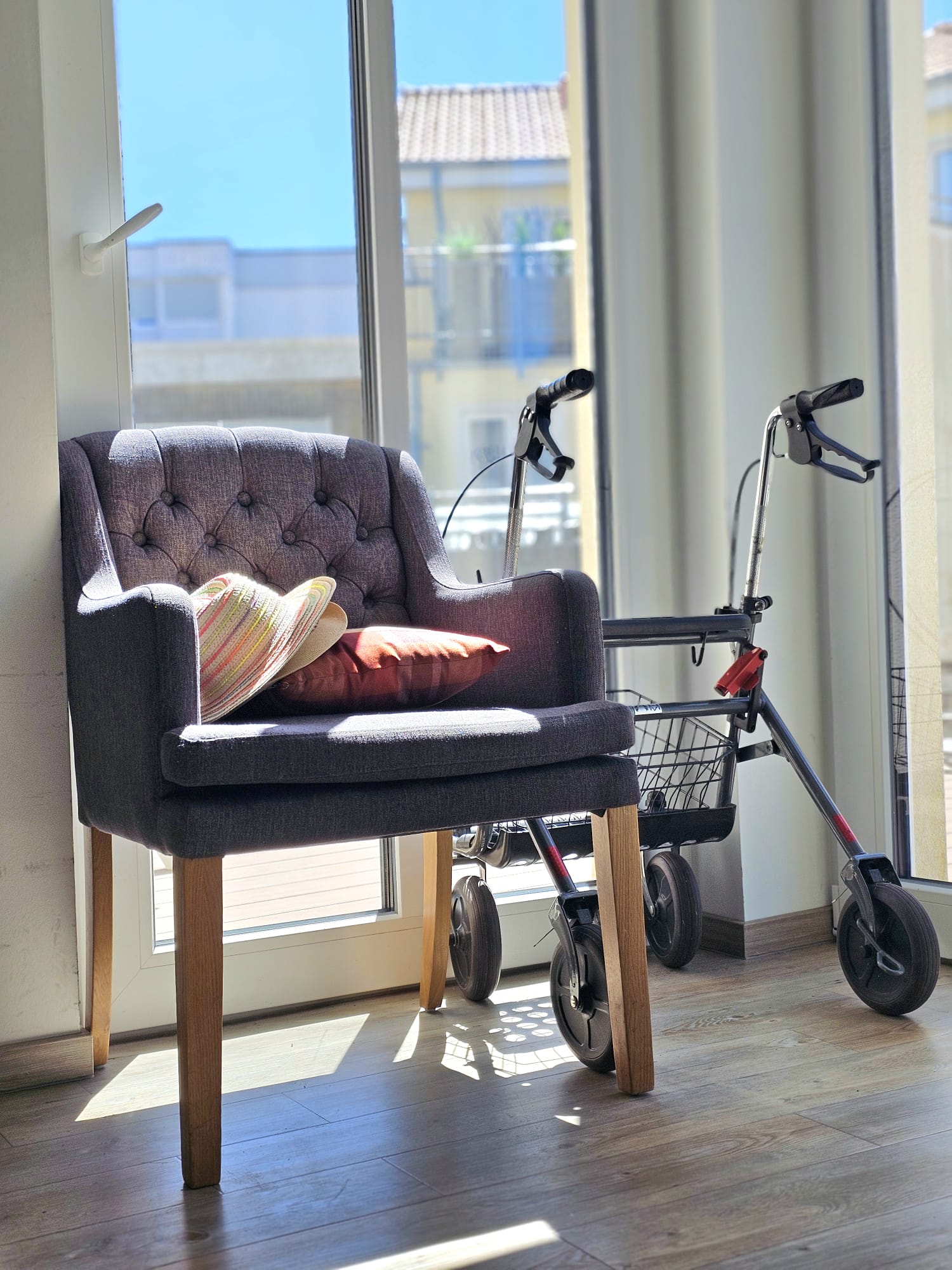 Helles Zimmer mit Sessel und Rollator – vertraute Umgebung bei InselCare Norderney