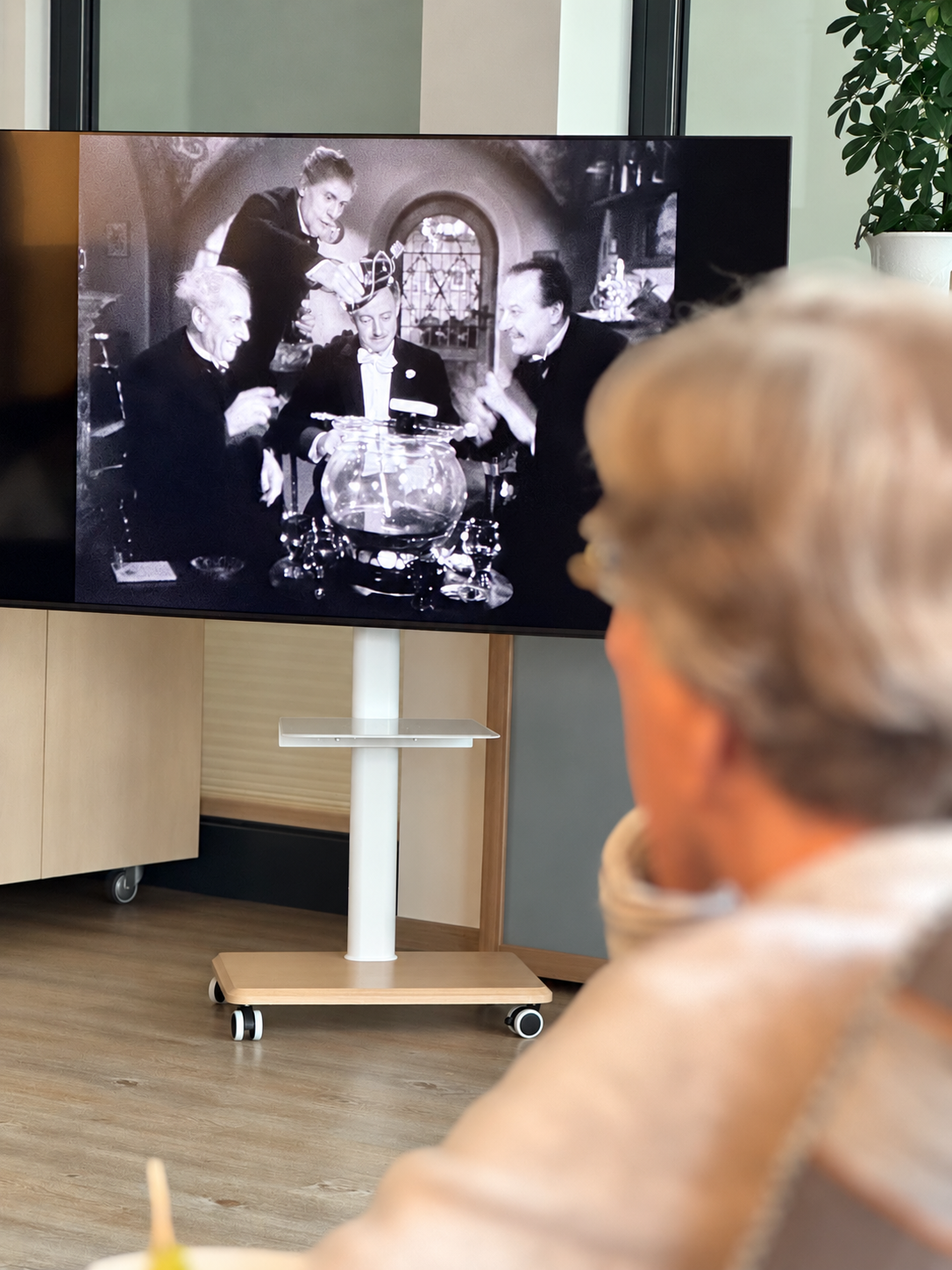 Bewohner der Senioren-WG beim gemütlichen Filmabend im Gemeinschaftsraum