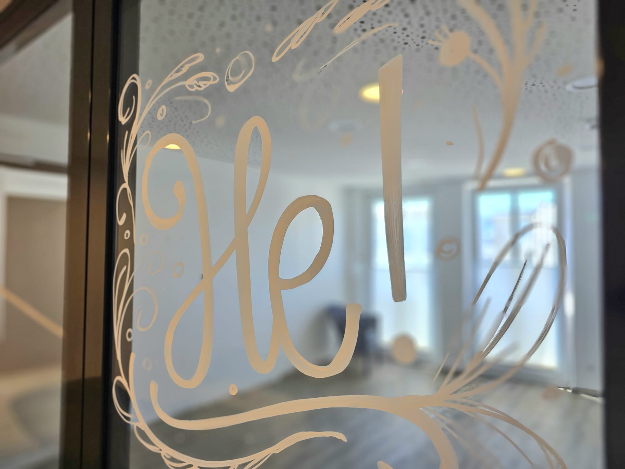 He! – goldene Schrift auf Glas in der Marienresidenz Norderney